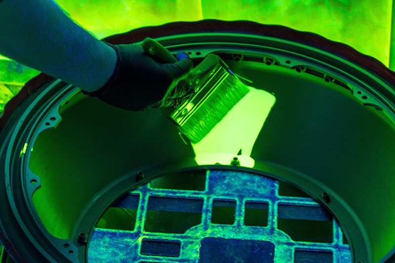 Superando los desafíos de la inspección por líquidos penetrantes fluorescentes en la fabricación ad